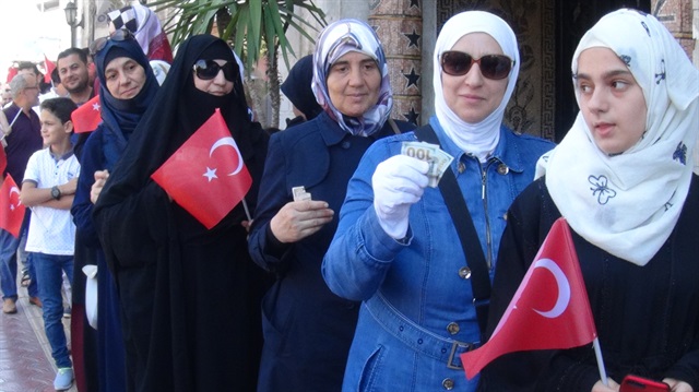 Suriyelilerden Cumhurbaşkanı Erdoğan'ın 'döviz bozdurun' çağrısına destek geldi.