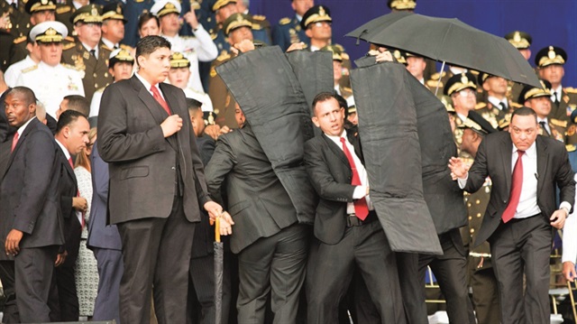 Başkent Karakas’taki askeri tören sırasında düzenlenen bombalı saldırıda, Maduro’nun korumaları hızla hareket ederek Başkanı korumaya aldı.