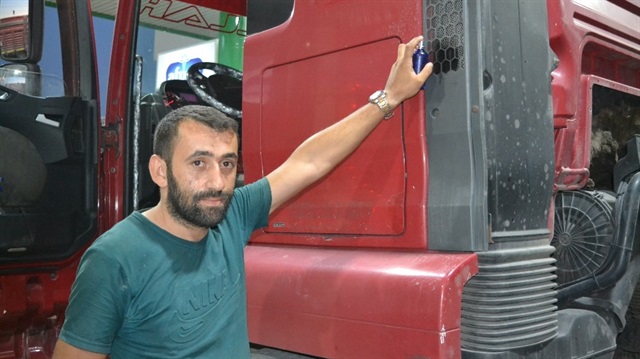 Tır şoförü Ahmet Yavuz, aracını çalıştırmak için parfüm kullandı. 