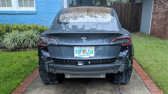 Sağanak yağmur Tesla Model 3'lerin tamponlarını düşürüyor!
