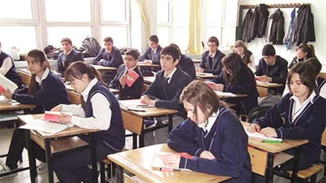 91 bin 687 öğrenciden 45 bin 670'i, yerleştirmeye esas birinci nakil dönemi sonucunda sınavlı veya sınavsız okullara kayıt hakkı kazandı.