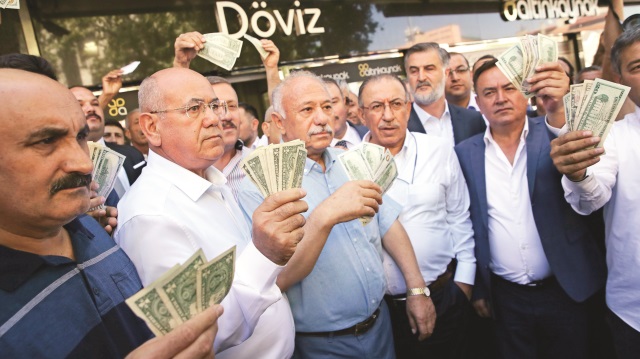 ASDER ile Sultanhamamı Esnafları Cumhurbaşkanı Erdoğan’ın çağrısına uyarak 300 bin doları TL’ye çevirdi