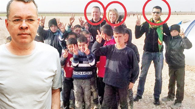 Brunson ve eşinin bulunduğu fotoğrafta, Mohammad Ahmad da yer alıyor. Ahmad’ın boynundaki PKK paçavrası dikkat çekiyor.
