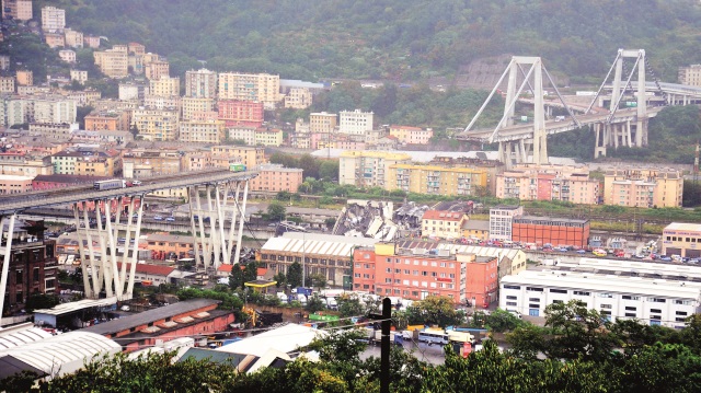 Morandi Köprüsü alışveriş merkezleri, fabrikalar, bazı yerleşim yerleri, Cenova-Milano tren hattı ve bir nehrin üzerinden geçiyor.