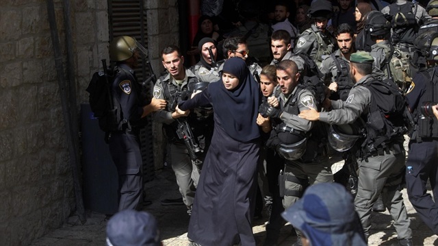 اعتقال لأمرأة فلسطينية في القدس ارشيفية