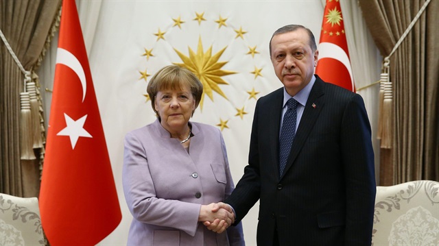 Başkan Erdoğan ile Merkel son gelişmeleri telefonda görüştü. 
