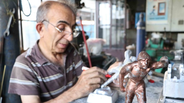 Remzi Özden, atölyesinde kömürden yaptığı masa saatleri, pirinç ve alüminyumdan işlediği mini madenci heykelleriyle dökümcülük mesleğini sürdürüyor.