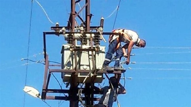 Antalya'da elektrik işçisi akıma kapıldığı direkte mahsur kaldı