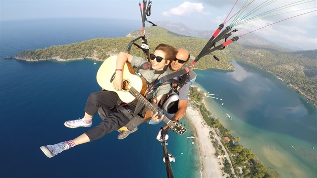 Çinli şarkıcı Xu Fei'nin, Fethiye'de paraşütle atlarken gitar çaldı.