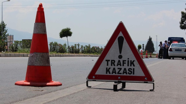 Kazanın ardından olay yerine sağlık ekipleri  sevk edilirken, bölgede trafik yoğunluğu oluşmaya başladı.