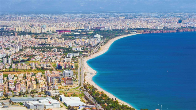 Antalya'da turist yüzde 30 arttı.