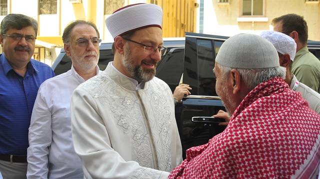 Turkish religious head visits sick patients in Mecca