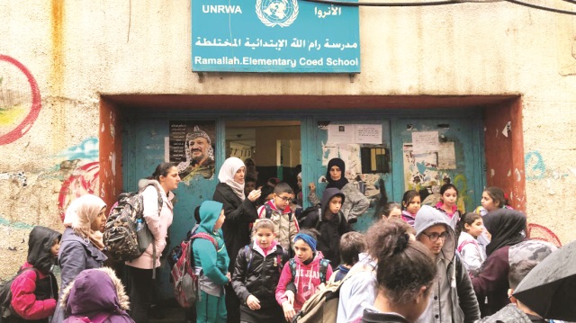 Yarım milyon Filistinli çocuğun eğitiminin tehlike altında olduğunu açıklandı.