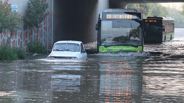 Adana'da su kanalı taşınca araçlar mahsur kaldı