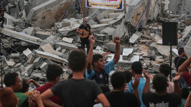 Mısırlı bir müzik grubu İsrail tarafından vurulan Kültür ve Sanat Merkezi'nin enkazında, sahne aldı.