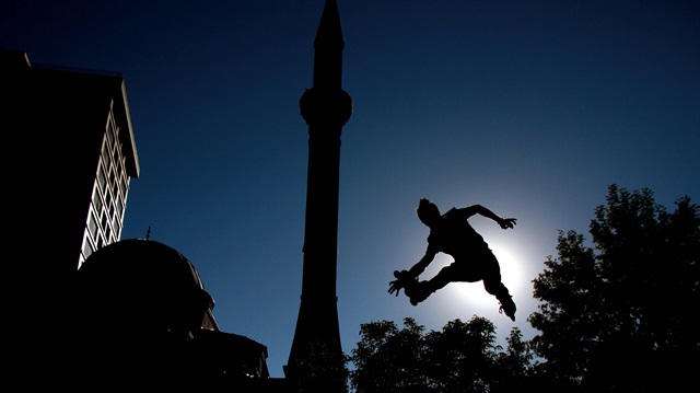 Kayseri'de bir grup patenci, akrobatik hareketlerle yer çekimine meydan okuyor.