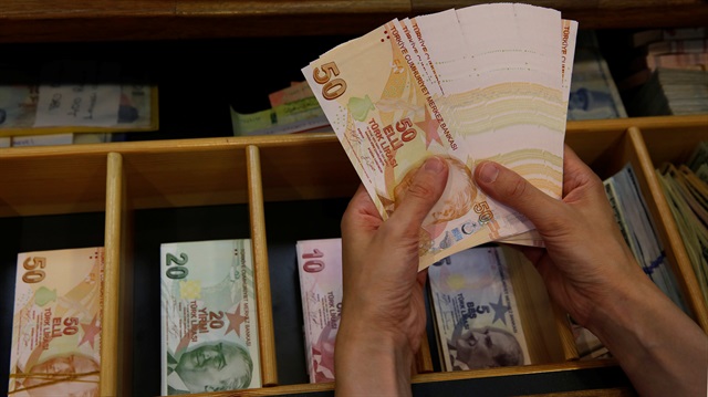 A money changer counts Turkish lira banknotes at a currency exchange office in Istanbul, Turkey August 13, 2018.
