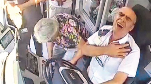 Şoför İsmail Atladı’nın kalp krizi geçirdiği anlar, otobüsün güvenlik kameralarına saniye saniye yansıdı.