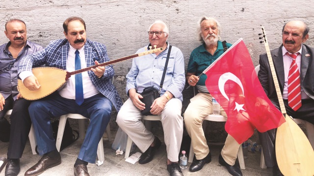 Anadolu’nun dört bir yanından Taksim’e gelen halk ozanları, ABD’nin ekonomik yaptırımlarını sazları ile atışarak protesto etti.