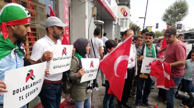 تهدف الوقفة إلى دعوة رجال الأعمال السوريين والعرب، إلى دعم الليرة التركية