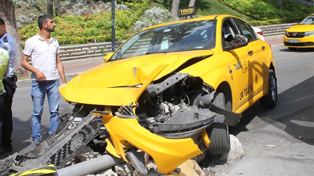 Kaza yapan taksi kullanılamaz hale gelirken, trafik ekipleri olay yerinde inceleme yaptı.