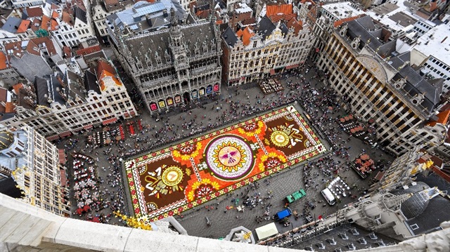 ​Brüksel’in geleneksel çiçek halısının balkonlardan görülen hali.