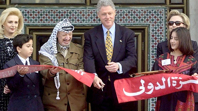 ABD Başkanı Bill Clinton ve Filistin Yönetimi Başkanı Yaser Arafat, Gazze Havaalanı'nın açılışını yaparken... (Fotoğraf: AFP, 1998)
