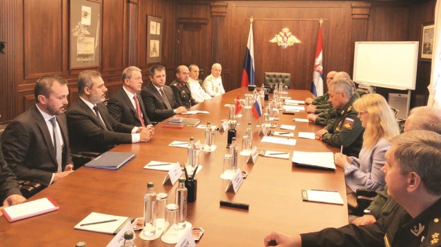 Milli Savunma Bakanı Akar ve MİT Başkanı Hakan Fidan askeri törenle karşılandı. 