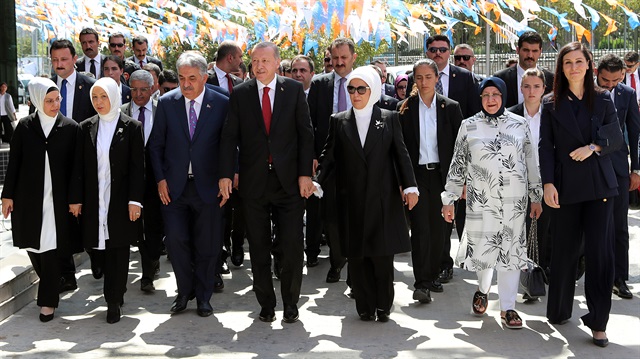 Başkan Erdoğan, Ankara'daki 6. Olağan Kongre'de salona eşi Emine Erdoğan ile beraber geldi.