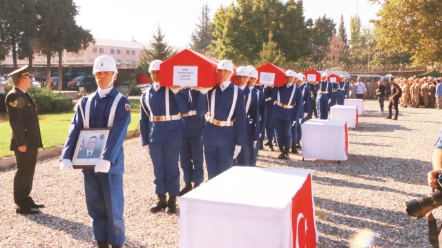 Yakınları şehitlerin tabutlarına sarılarak gözyaşı dökerken, vatandaşlar da dev Türk bayrakları açtı. Törenlerde “Kahrolsun PKK” ve “Şehitler ölmez, vatan bölünmez” sloganları atıldı.