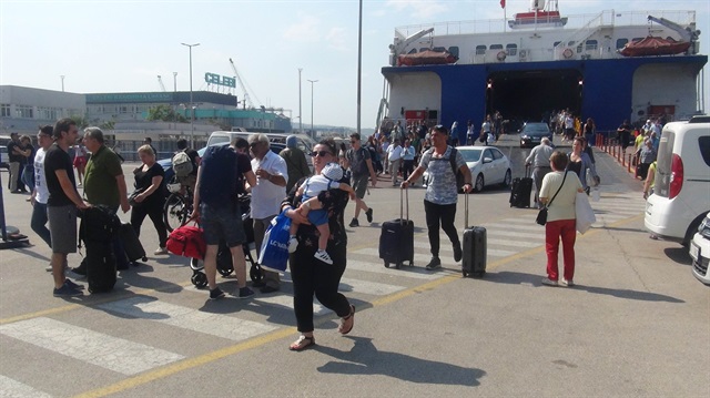  İstanbul'dan Ege ve Edremit Körfezi yönüne giden tatilciler, Bandırma Feribot İskelesi'nde yoğunluğa neden oldu.