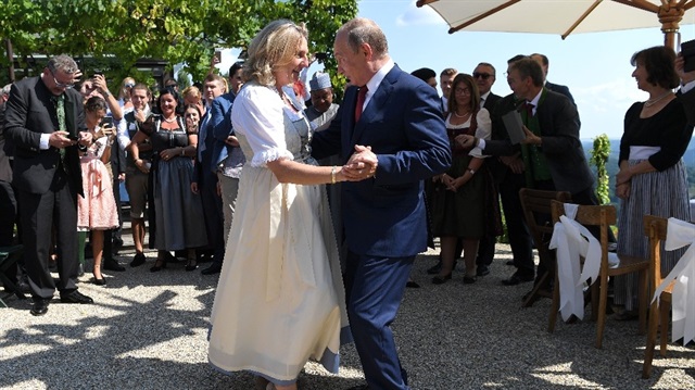 Helikopterle düğün alanına gelen Putin’in Kneissl’e büyük bir buket çiçek verdiği öğrenildi.