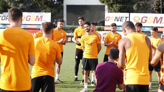 Milli futbolcuyu Galatasaraylı yeni takım arkadaşları alkışlarla karşıladı. 