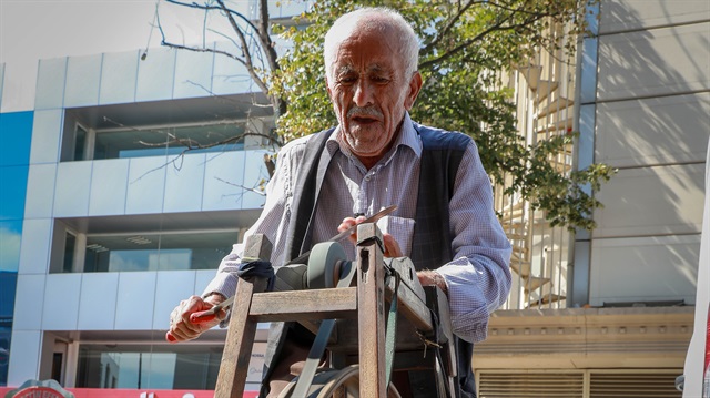 İstanbul'da 48 yıldır bileyicilik yaparak geçimini sağlayan Ali Amca, çarkıyla sokak sokak dolaşıyor.