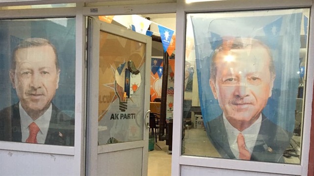 ​Eskişehir'in Mahmudiye ilçesinde AK Parti İlçe Başkanlığı'nın saldırı sonucu camları kırıldı.