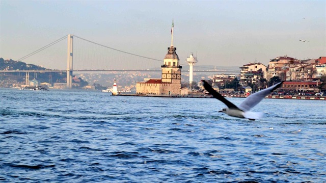İstanbul Boğazı'nda gemi trafiği yat yarışlar nedeniyle çift taraflı olarak durduruldu.