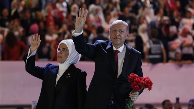 Başkan Erdoğan ve eşi Emine Erdoğan kongrenin yapıldığı salona birlikte girdiler. 