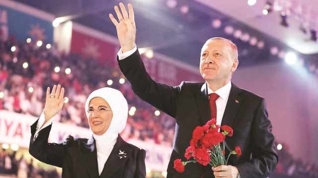 Başkan Erdoğan, eşi Emine Erdoğan’la birlikte kongreye katılanları selâmladı.