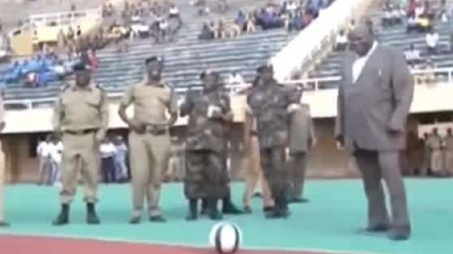 بالفيديو.. موقف محرج لوزير أوغندي حاول ركل الكرة أمام الجمهور
