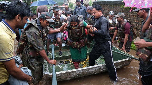 ​Bölgede 12 gündür etkili olan şiddetli yağışlar nedeniyle 220 binden fazla kişi, sığınma merkezlerine yerleştirildi.