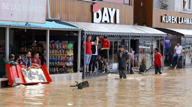 Erzurum'da kısa süreliğine yağan dolu ve sağanak kent genelinde su baskınlarına neden oldu.