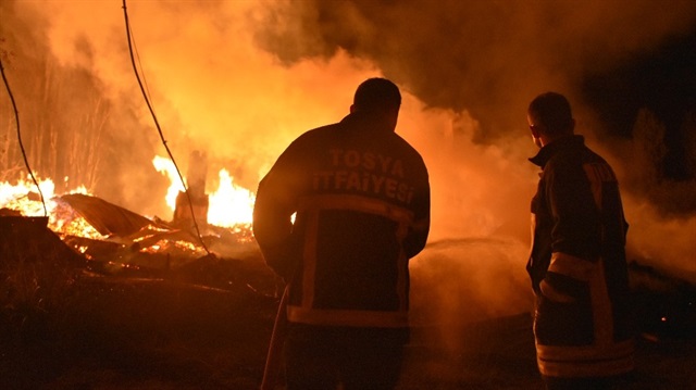 Tosya'daki yangına müdahale eden ekipler uzun uğraşlar sonucu alevleri kontrol altına alabildi. 