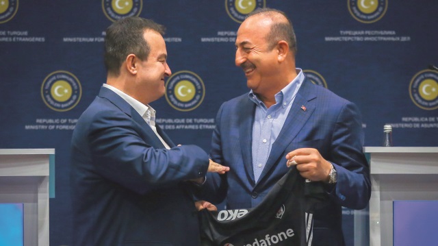 Basın toplantısının ardından Çavuşoğlu, Dacic'e, 23 Ağustos'ta Avrupa liginde Sırbistan takımı Partizan ile karşı karşıya gelecek Beşiktaş'ın formasını hediye etti.