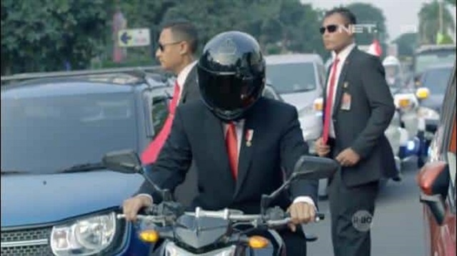 شاهد: رئيس إندونيسيا يقود دراجة نارية في شوارع جاكرتا
