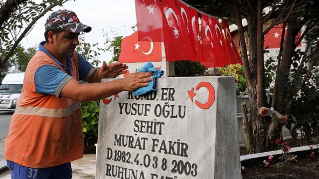 Yasin İsmailoğlu, ayda 4 kez şehir mezarlıklarını gönüllü olarak temizliyor. 