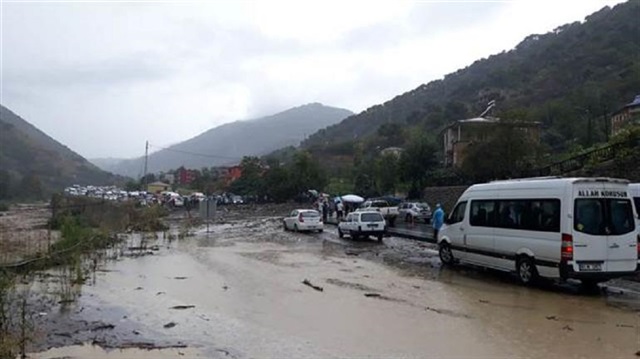 Trabzon'da şiddetli yağış ve heyelandan yol kapandı