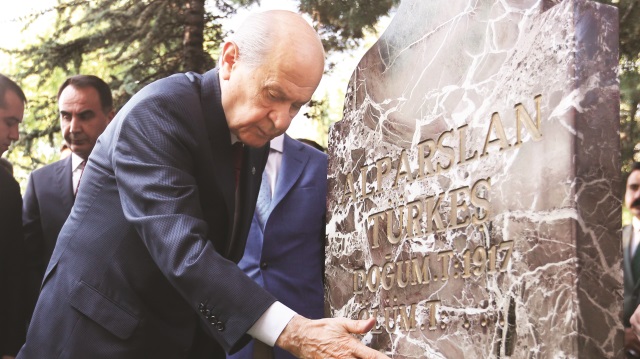 MHP lideri Bahçeli, bayram namazının ardından merhum Alparslan Türkeş’in kabrini ziyaret etti.