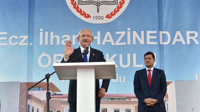 Okul açılışında Kemal Kılıçdaroğlu konuşma yaparken eski Beşiktaş Belediye Başkanı Murat Hazinedar da eşlik ediyordu.