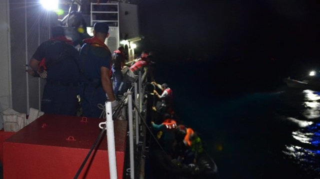Göçmenler, işlemleri yapılmak üzere Ayvalık Sahil Güvenlik Bot Komutanlığı'na götürüldü.