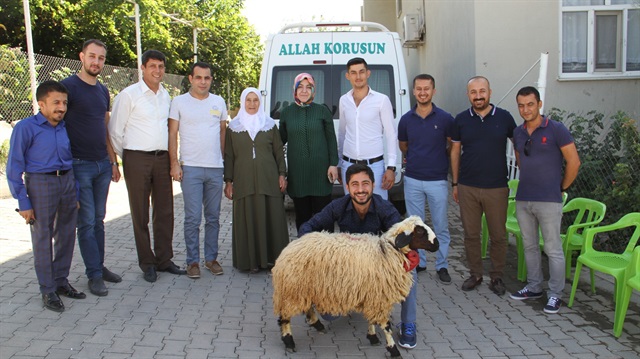 Diyarbakır'da İçişleri Bakanlığınca görevlendirme yapılan Bismil Belediyesi, 15 şehit ailesine kurbanlık koyun dağıttı.